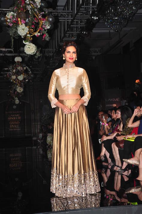 Lakme Fashion Week Finale: Kareena Kapoor Khan Sizzles in Manish ...