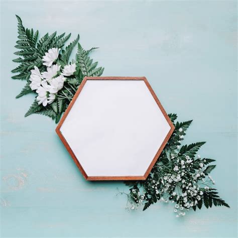 Sechseckiger Rahmen auf Blättern | Kostenlose Foto