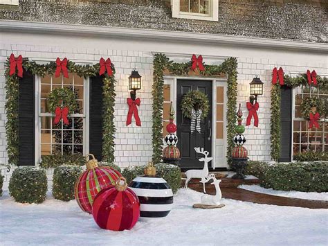 Outdoor Christmas Decorating Ideas Front Porch | The Cake Boutique