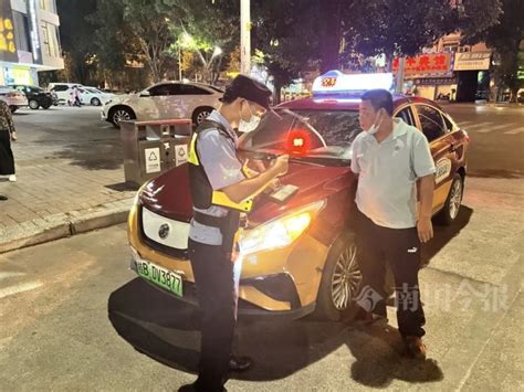 车上发现大量现金，柳州一出租车司机看到后做了这个决定！