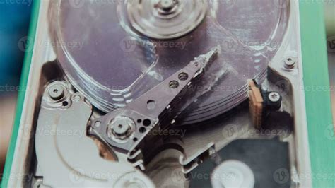 Hard Drive Inside a Computer 的图像结果