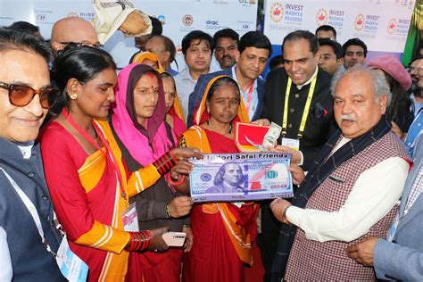 Indore: NRIs felicitate real heroes of cleanliness