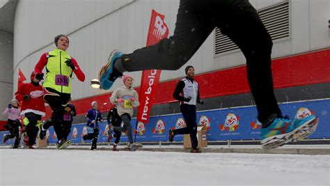 Turkey Trot race kicks off Detroit's holiday parade