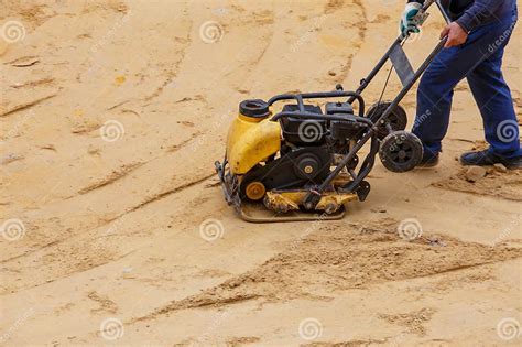 Using a Vibrating Plate Compactor On Sand 的图像结果