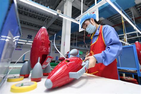 生产玩具 脱贫致富——新华网——湖南