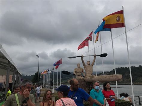 El izado de banderas autonómicas en la villa de Ribadesella abre el ...