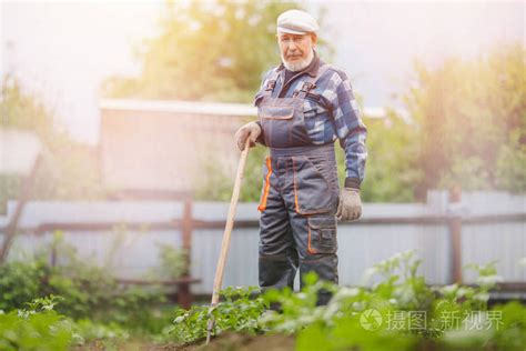 4K农民辛勤劳作锄头翻地面朝黄土背朝天挥锄头劳动mov格式视频下载_正版视频编号182994-摄图网