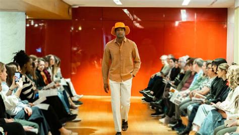 Entrada a un desfile de moda en las Galerías Lafayette, París - Central ...