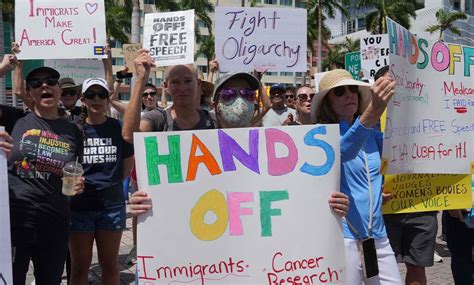 ट्रम्प – मस्क यांच्याविरोधात अमेरिकेत निदर्शने, ‘हॅण्ड्स ऑफ’ रॅली ...