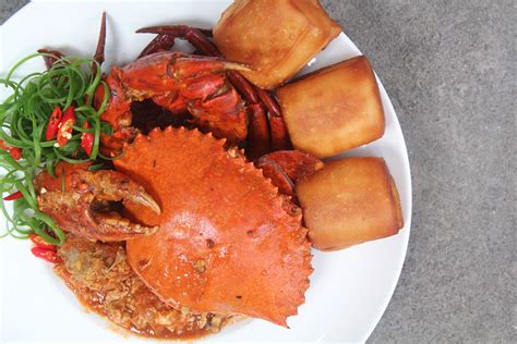 Golden fried mantou buns served alongside chilli crab sauce at a Singapore seafood restaurant