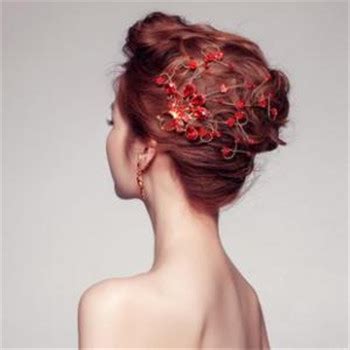 穿礼物配什么发型最新素材