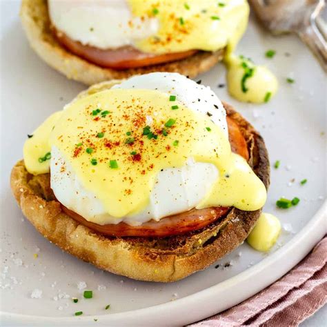 How to Make Eggs Benedict (VIDEO) - Jessica Gavin