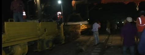 बंगाल रेल हादसा: राहत-बचाव के बाद अब ट्रैक बिछाने का काम जारी, ट्रेन से ...