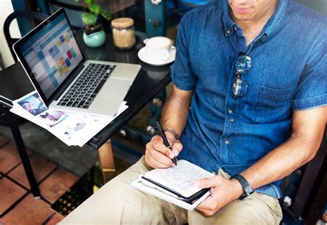 A Man Busy with Computer 的图像结果
