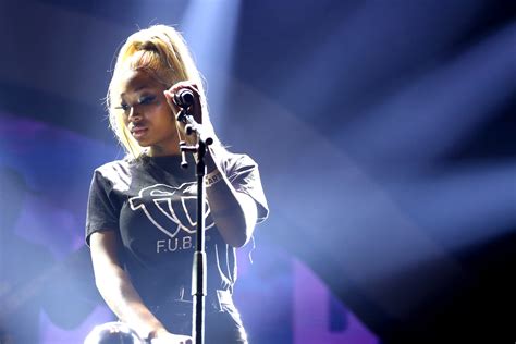 Summer Walker's Plank-Like Stance Leads To Meme Hilarity