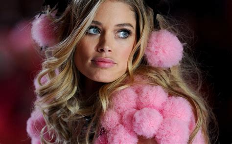 Download wallpaper model, Doutzen Kroes, show, Victoria's Secret ...