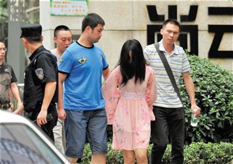 成都警方枪战毒贩：女嫌犯身着透视装被抓(图)-搜狐新闻