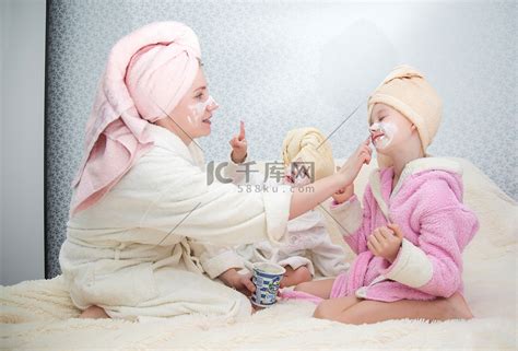 女人和她女儿在卧室做水疗的画像高清摄影大图-千库网