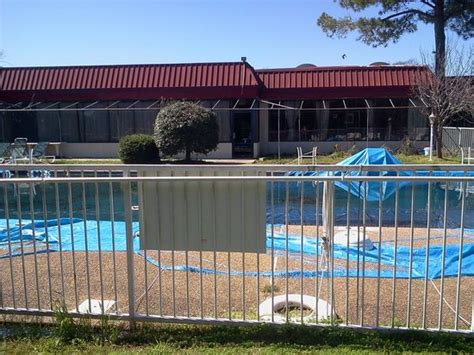 COLUMBUS INN & SUITES - Hotel Reviews, Photos, Rate Comparison ...