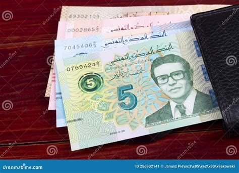 Dinero Tunecino Nueva Serie De Billetes En La Cartera Imagen de archivo ...