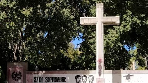 Aparecen varias pintadas en la Cruz del parque Ribalta | Sociedad ...