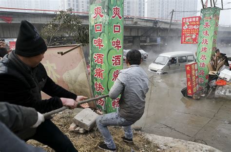 西安：工人不慎填了污水井 污水横流“淹死”数车--图片频道--人民网