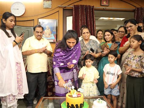 PHOTOS: After Cutting B'day Cake, BJP MP Raksha Khadse Takes Blessings ...