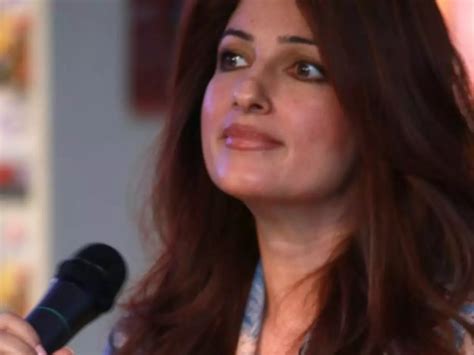 Twinkle Khanna's Funny Auto-Correct Error Proves That She Is Just Like Us!