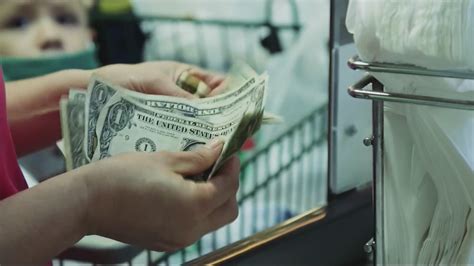 Efectos de la inflación se sufren en los bolsillos de los hispanos en ...