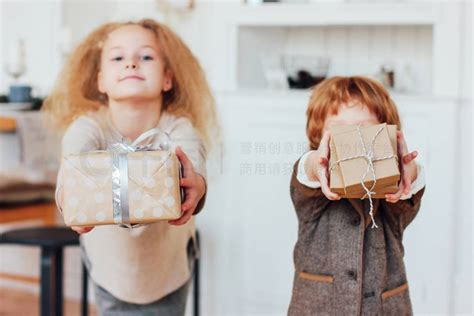 弟弟准备什么礼物最新素材