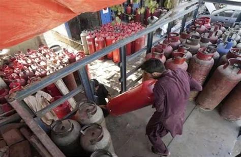 पाकिस्तान में बढ़ती महंगाई से मचा हाहाकार, 3000 रुपए के पार पहुंचा ...