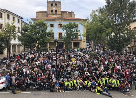 300 motorzaletik gora Elgetako Plazan - Elgeta - Goiena.eus