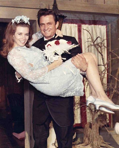 Johnny Cash and his wife June on their wedding day, 1968 : pics