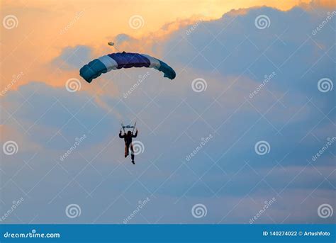 Parachuting Sunset 的图像结果
