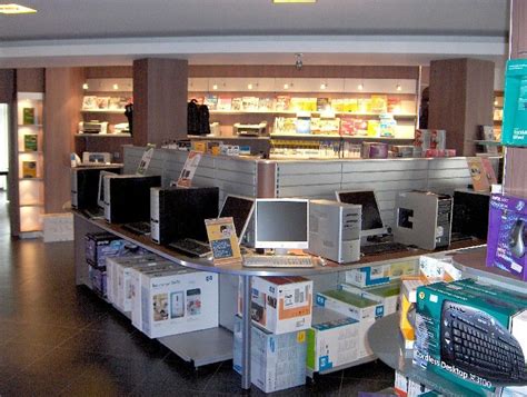 Empty Computer Shop 的图像结果