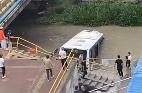 突发！上海一辆公交车坠河，消防紧急救援中，暂无人员伤亡-搜狐大视野-搜狐新闻