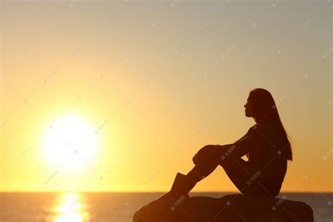 看着太阳，在日落的女人剪影高清摄影大图-千库网