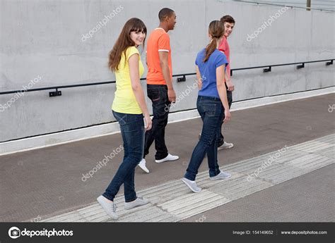 People Walking Away 的图像结果