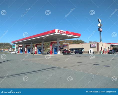 Exxon Gas Station and Convenience Store Editorial Image - Image of economy, prices: 199150685