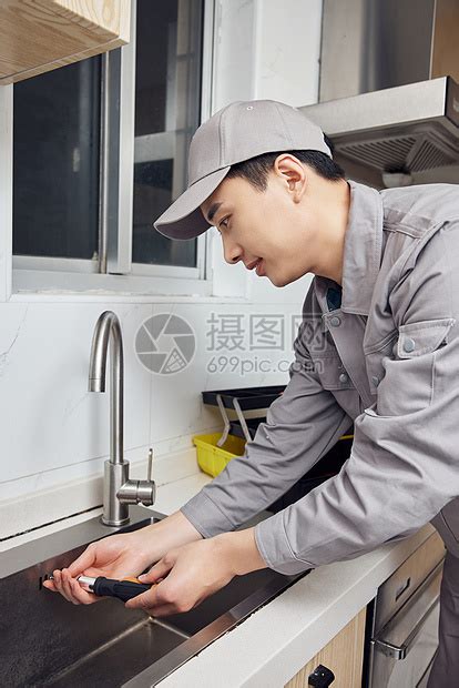 维修工人修理厨房水槽高清图片下载-正版图片502350619-摄图网