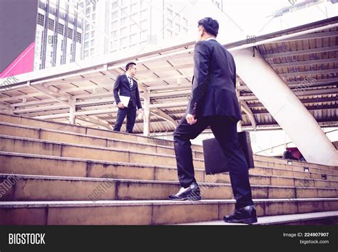 People Walking to Work 的图像结果