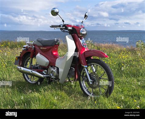 dh Honda super cub c125 MOTORBIKE UK Red supercub commuter motor bike Stock Photo - Alamy