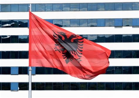Zastave Albanije vijore se na jugu Srbije: Postavljene na zgradama ...