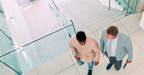 Business People Walking High View 的图像结果