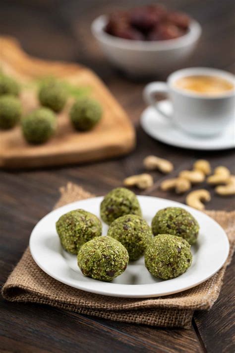 Matcha Green Tea Energy Balls (5 Ingredients!) - Veggie Chick