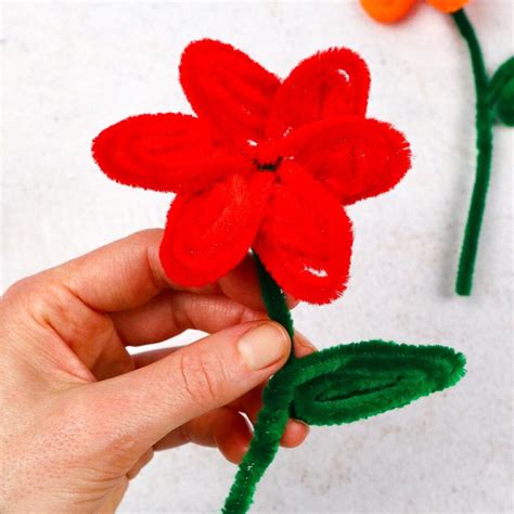 Pipe Cleaner Flowers - Craftsy Hacks