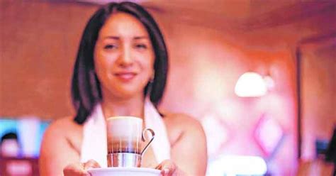 Cómo los "cafés con piernas" resisten la ola feminista en Chile | Crónica