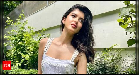Shanaya Kapoor looks like she walked straight out of a music video in ...
