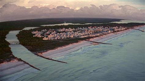 In this long shot from the Truman Show (1998) you can see the horizon ...