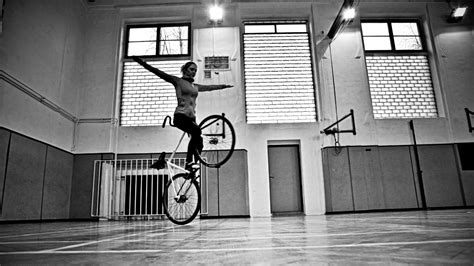 Cycling Acrobat 的图像结果